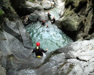  在汝拉峡谷郊游